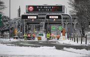 雪のため閉鎖された名神高速道路関ケ原インターチェンジ＝２２日午前７時１５分、不破郡関ケ原町（撮影・堀尚人）