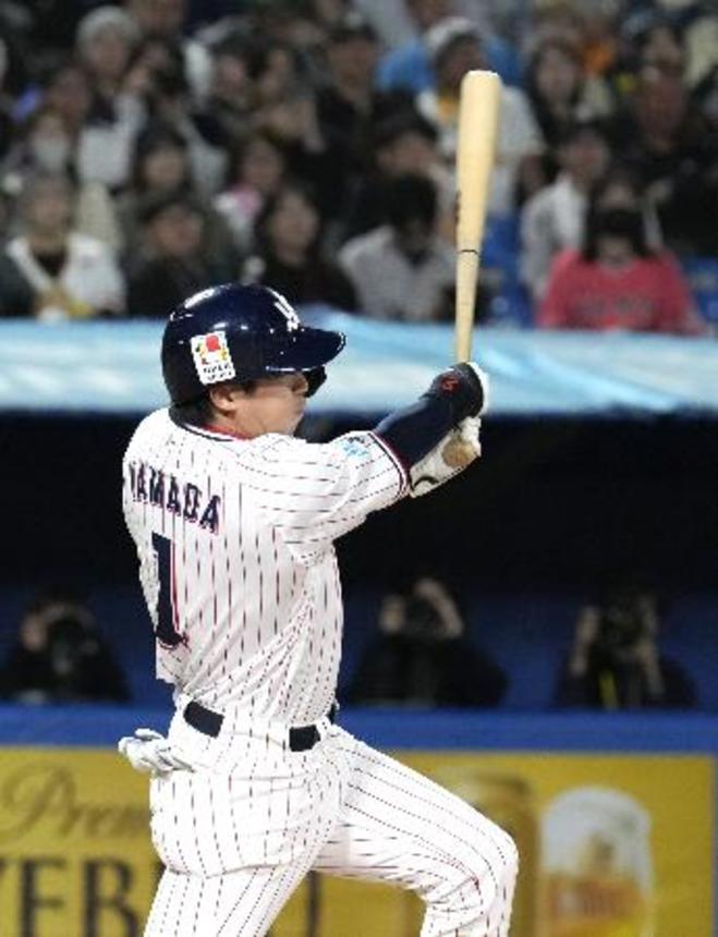 　８回ヤクルト１死一、二塁、山田が左中間に勝ち越し２点二塁打を放つ＝神宮