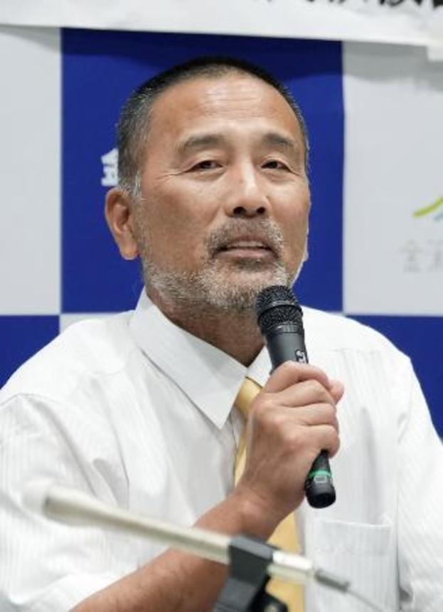 　再審無罪判決を受け、記者会見する前川彰司さん＝７月、金沢市