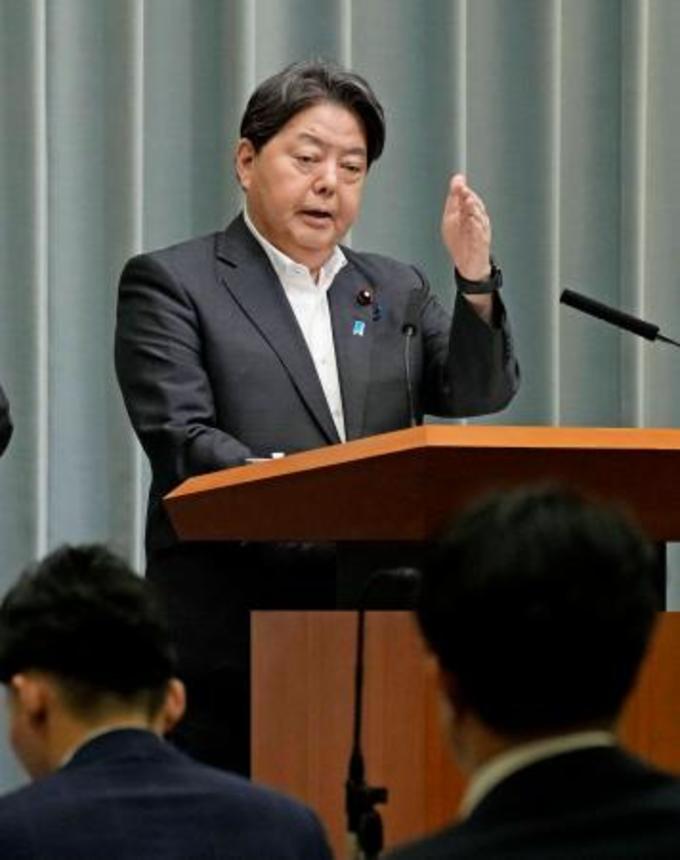 　記者会見する林官房長官＝６日午前、首相官邸