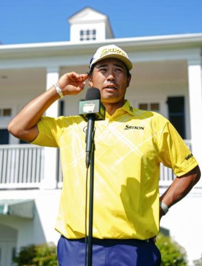 　ホールアウト後、インタビューに応じる松山英樹。通算５アンダーで１２位＝オーガスタ・ナショナルＧＣ（共同）