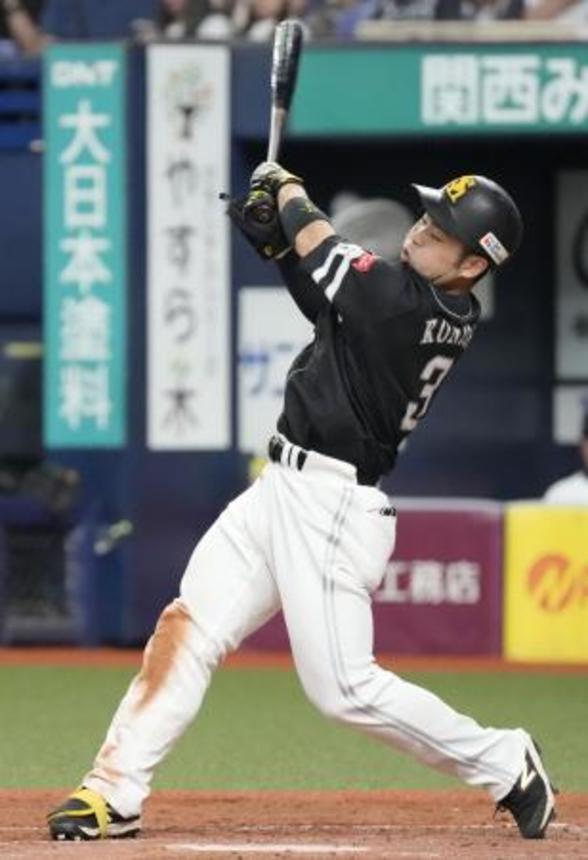 　３回ソフトバンク２死一、三塁、近藤が中前に適時打を放つ＝京セラドーム