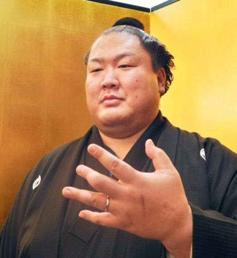　挙式披露宴を前に指輪を見せる大相撲の元幕内で十両輝＝１４日、東京都内のホテル