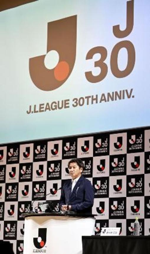 　２０２３年、「シーズン移行」を決めた理事会後に記者会見するＪリーグの野々村チェアマン＝東京都内