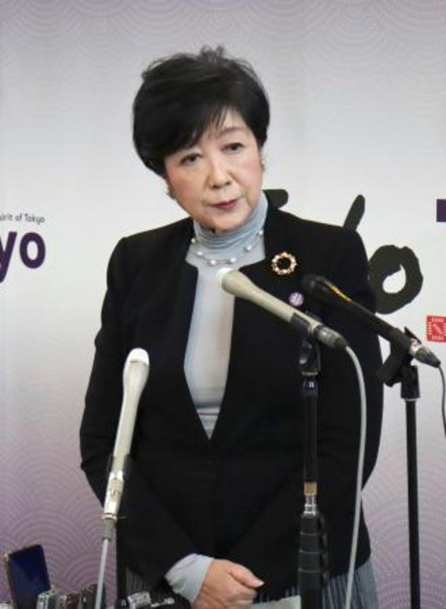 　記者団の取材に応じる東京都の小池百合子知事＝３日午後、都庁