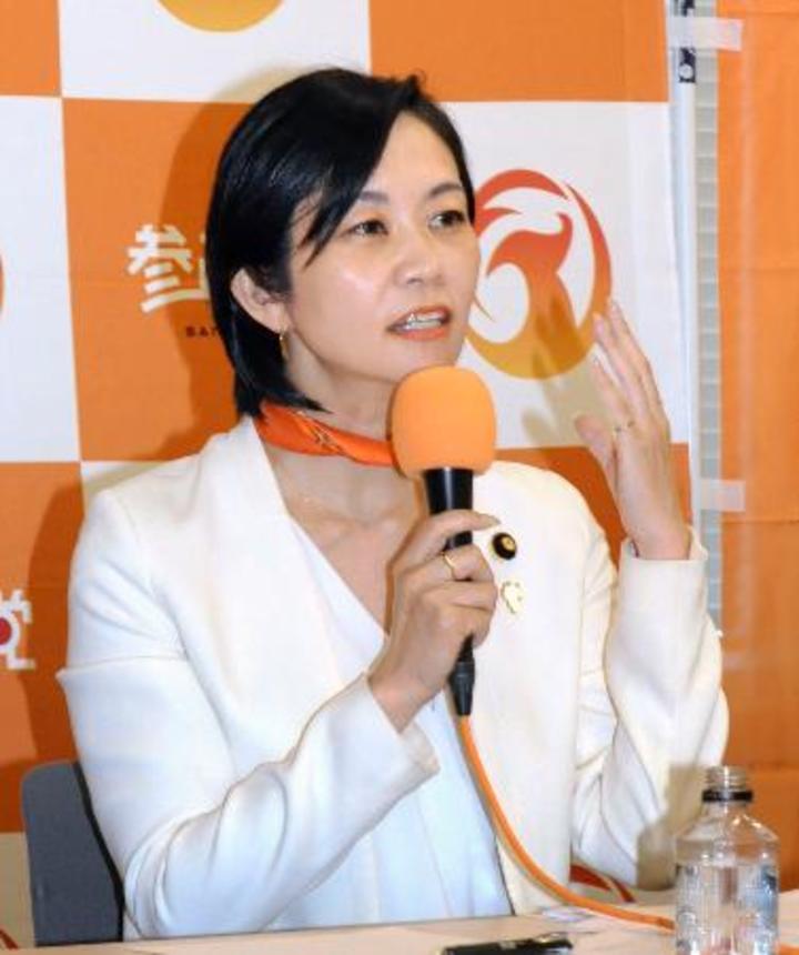 　参政党が参院選比例代表擁立を発表し、記者会見する梅村みずほ参院議員＝３０日、国会