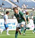 ＦＣ岐阜×ＹＳ横浜＝後半１２分、ＰＫを決めて雄たけびを上げるＦＣ岐阜のＦＷ田口＝長良川競技場