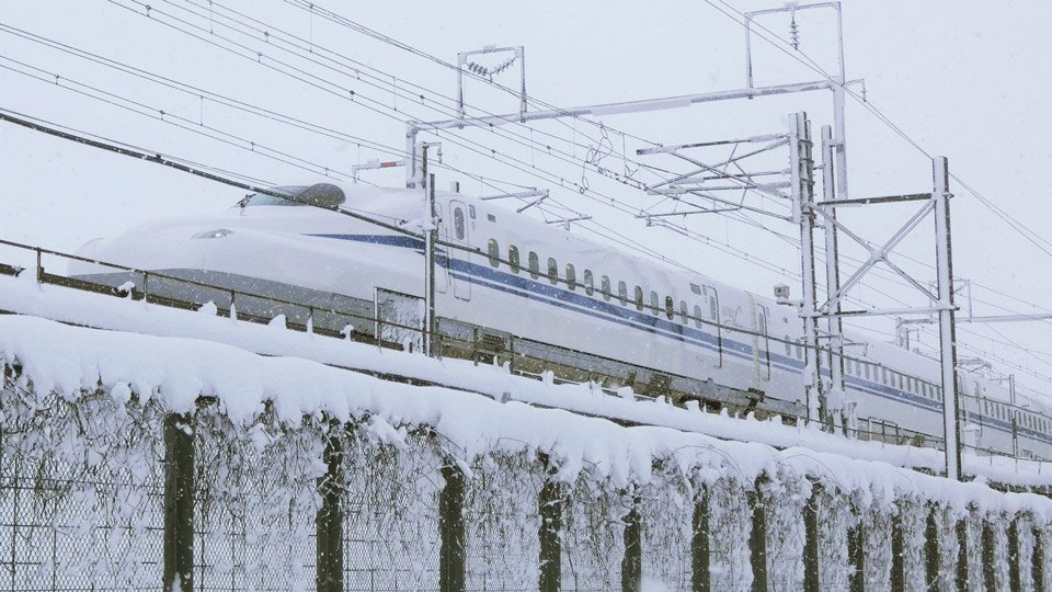 雪の中、速度を落として走る東海道新幹線。乗客の顔が見えるほどだった＝不破郡関ケ原町野上、桃配運動公園