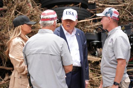 　１１日、米テキサス州カー郡カービルの被災地を視察するトランプ大統領（右から２人目）（ＡＰ＝共同）