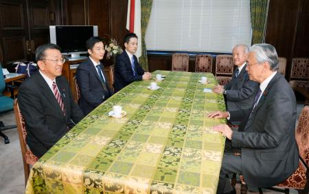 　衆院会派「改革の会」に所属する３議員（左側）と会談する自民党の鈴木幹事長（右奥）と古屋選対委員長＝２８日午後、国会