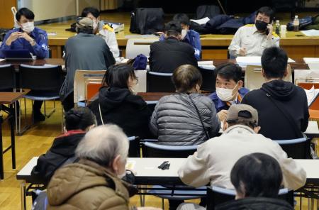 　石川県が２次避難している被災者向けに開いた説明会＝２０２４年２月、石川県加賀市