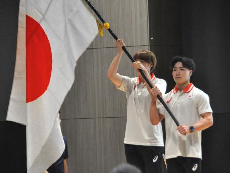 　世界ユニバーシティー夏季大会の出発式で日本選手団の旗手を務める岡慎之助（右）＝１２日、東京都内