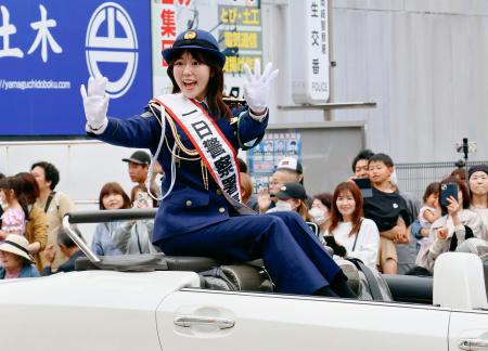 　オープンカーに乗り込み、沿道の人たちに手を振る峯岸みなみさん＝５日午後、愛知県岡崎市