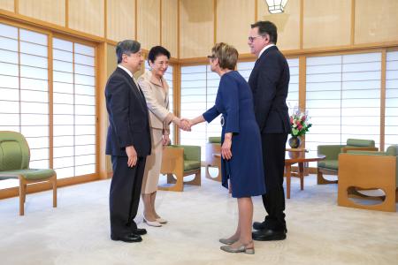 　カナダのガニエ上院議長（右手前）と会見される天皇、皇后両陛下＝４日午後、皇居・御所（代表撮影）