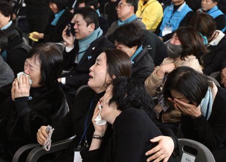 　２９日、韓国の務安国際空港で開かれた追悼式典に出席した遺族関係者ら（共同）