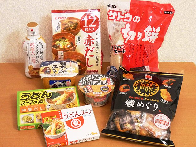 県内のスーパーセンターオークワでそろえた取材各社の商品。県民にも親しまれた味だ