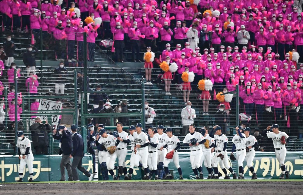 初戦突破を決めてスタンドにあいさつし、ベンチに戻る大垣日大ナイン＝阪神甲子園球場