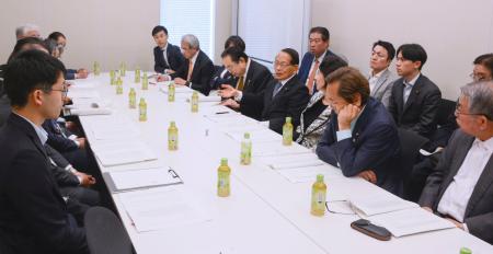 　超党派の国会議員でつくる「空襲議連」の総会＝８日午後、国会