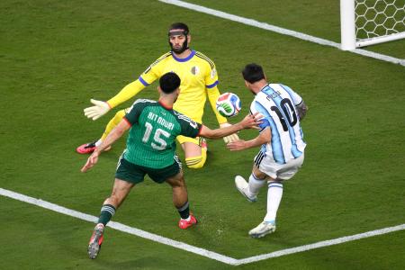 　１次リーグのアルゼンチン戦でリオネル・メッシ（右）と対峙するアルジェリアのＧＫルカ・ジダン＝１６日、カンザスシティー（ＡＰ＝共同）