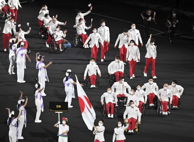 東京パラリンピック開会式で入場行進する選手たち＝２４日夜、国立競技場