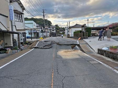 　道路を横切るように現れた断層。手前と奥で段差ができている＝７月２９日、熊本県宇城市（熊本大鳥井真之特任准教授提供）
