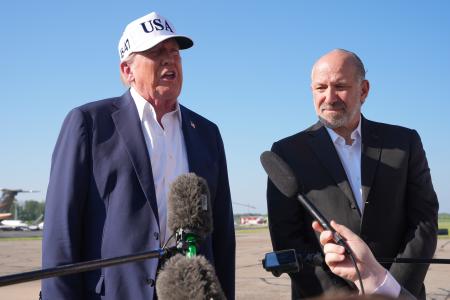 　６日、米ニュージャージー州の空港で記者団に話すトランプ大統領（左）（ＡＰ＝共同）