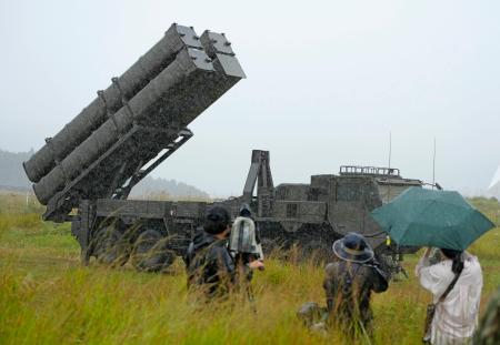 　自衛隊と米軍の共同統合演習「キーン・ソード」で展開されている陸自の長射程ミサイル「２５式地対艦誘導弾」＝２５日午前、長崎県東彼杵町の大野原演習場