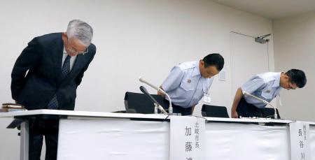 　救急車を出動させなかった事案に関する第三者委の報告書を受け、謝罪する岐阜県土岐市の加藤淳司市長（左）ら＝１９日午前、土岐市役所