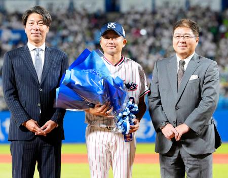 　引退試合前、前監督の高津臣吾さん（左）、元監督の真中満さん（右）と記念写真に納まるヤクルト・石川＝３日、神宮球場