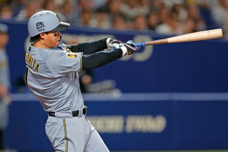 　１回阪神２死、森下が左越えに先制本塁打を放つ＝バンテリンドーム