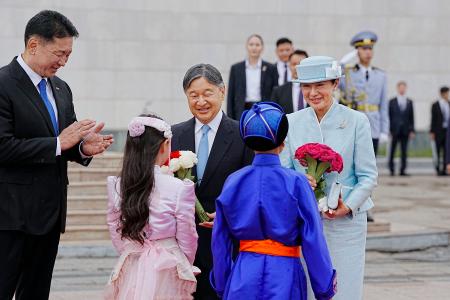 　訪問先のモンゴルの歓迎式典で、子どもたちからの花束を受け取られる天皇、皇后両陛下＝８日、ウランバートルのスフバートル広場（共同）