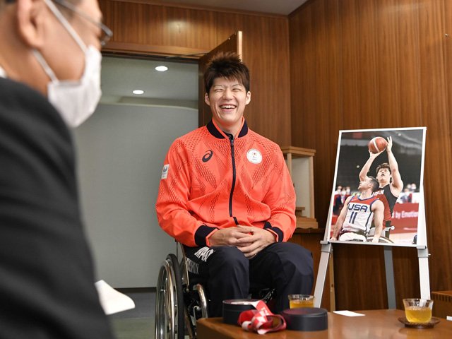 矢島薫社長（手前）と笑顔で東京パラリンピックを振り返る秋田啓選手＝岐阜新聞本社
