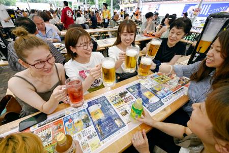 　「さっぽろ大通ビアガーデン」でビールを楽しむ人たち＝１８日午後、札幌市