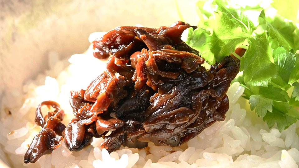 ミツバと一緒にご飯にのせたアサリのしぐれ煮