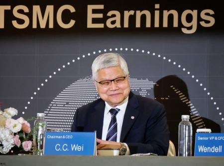 　決算説明会に出席したＴＳＭＣの魏哲家氏＝１６日、台北市（共同）