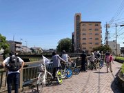 取り残された欄干や橋跡など、地下水路を自転車でたどるツアーを楽しむ参加者ら＝岐阜市