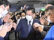 参院選で３選を確実にし、支持者に囲まれる渡辺猛之候補＝１０日午後８時１分、岐阜市薮田南、選挙事務所