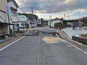 　道路を横切るように現れた断層。手前と奥で段差ができている＝７月２９日、熊本県宇城市（熊本大鳥井真之特任准教授提供）