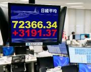 　最高値を更新した日経平均株価の終値を示すモニター＝２５日午後、東京都港区の外為どっとコム