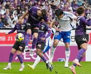 　京都―横浜Ｍ　前半、ヘディングで先制ゴールを決める横浜Ｍ・谷村（右から２人目）＝サンガＳ