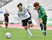 ＦＣ岐阜×松本＝後半、左サイドで縦に仕掛けるＦＣ岐阜のＦＷ村田（右）＝長良川競技場