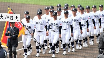 第９８回選抜高校野球大会の開会式で堂々と入場行進する大垣日大ナイン