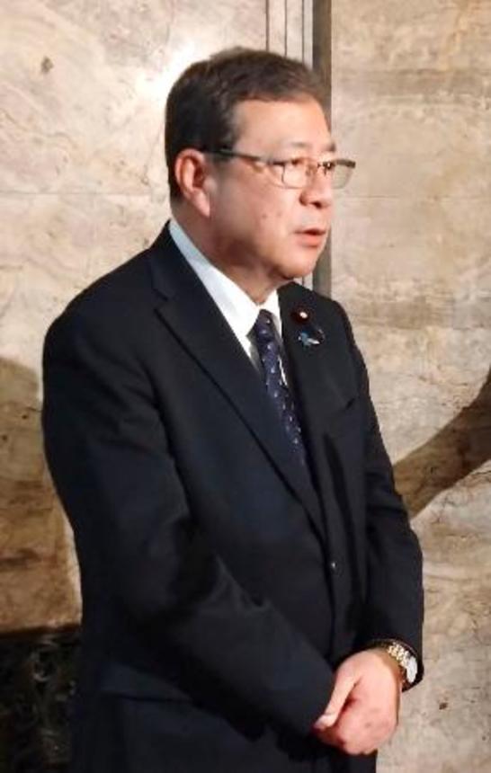 　取材に応じる日本維新の会の中司幹事長＝２日午後、国会