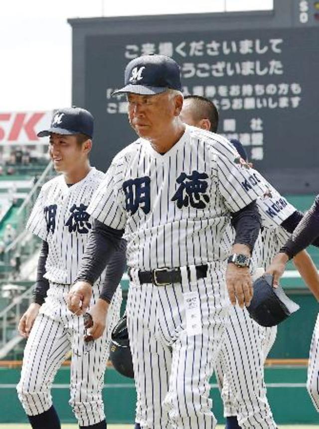 　日南学園に敗れ、引き揚げる明徳義塾・馬淵監督＝甲子園