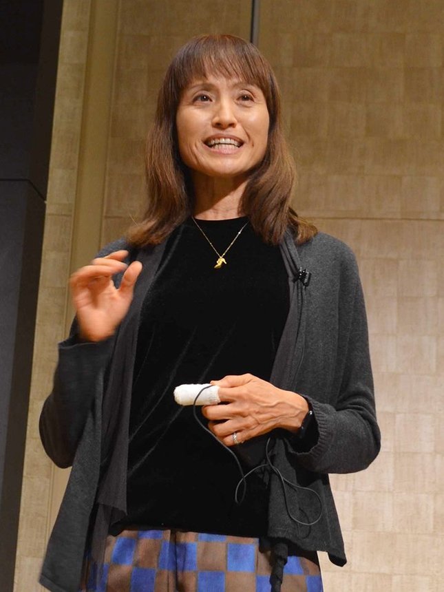 強いチームづくりについて語る高倉麻子さん＝高山市西之一色町、高山グリーンホテル