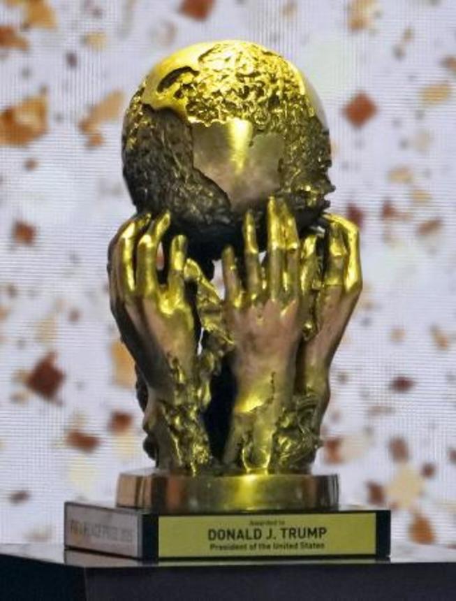 　皮肉られたＦＩＦＡ「平和賞」のトロフィー＝米ワシントン（共同）