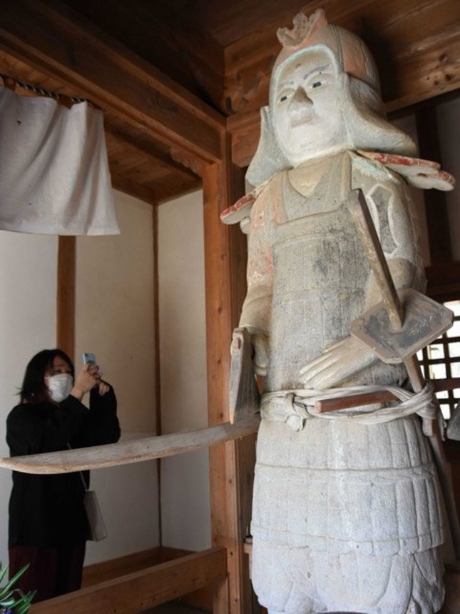 公開された両面宿儺の石像＝高山市丹生川町下保、千光寺