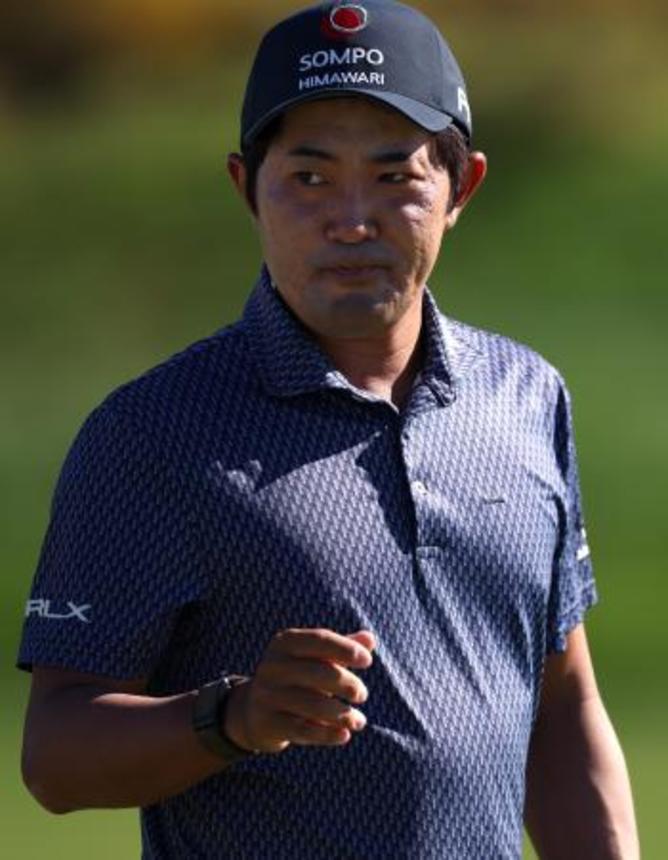 　観客の声援に応える金谷拓実＝ブラックデザート・リゾートＧＣ（ゲッティ＝共同）