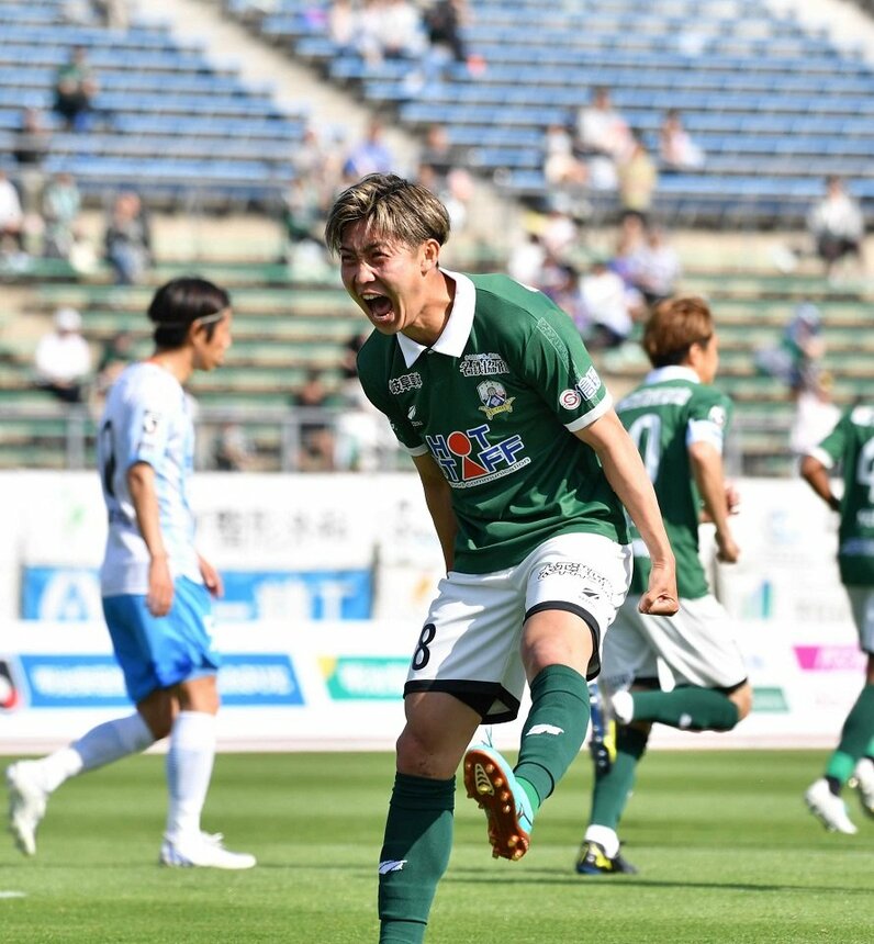 ＦＣ岐阜×ＹＳ横浜＝後半１２分、ＰＫを決めて雄たけびを上げるＦＣ岐阜のＦＷ田口＝長良川競技場
