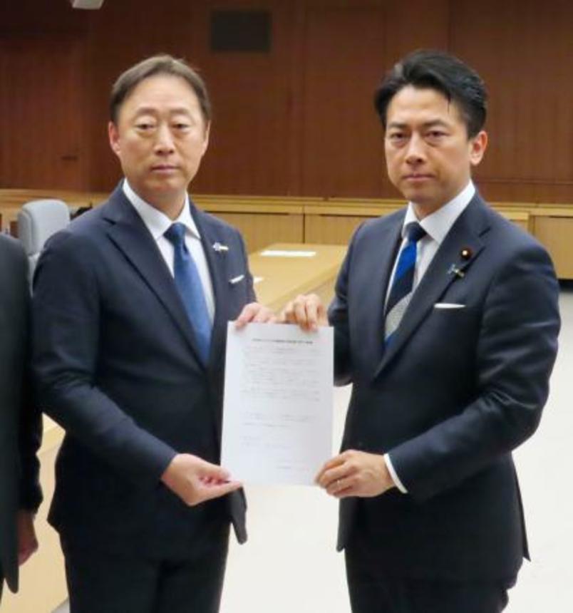 　山口県岩国市の福田良彦市長（左）から要請書を受け取る小泉防衛相＝１５日午後、防衛省